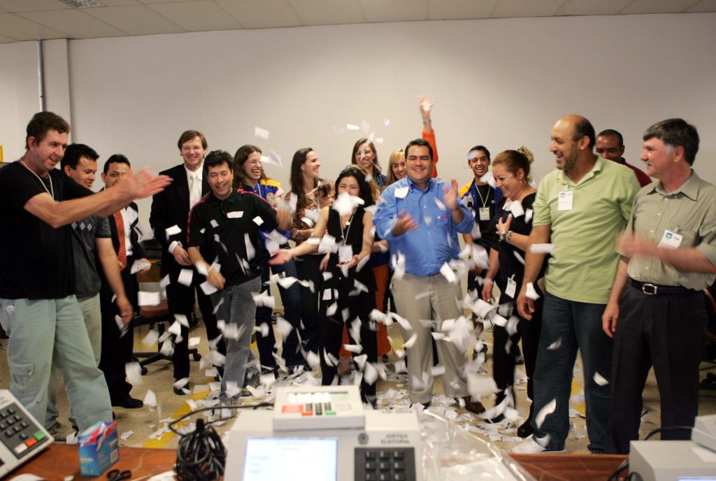 Funcionários do Tribunal Regional Eleitoral do Paraná comemoram a totalização dos votos no referendo de 2005 | Albari Rosa/Gazeta do Povo