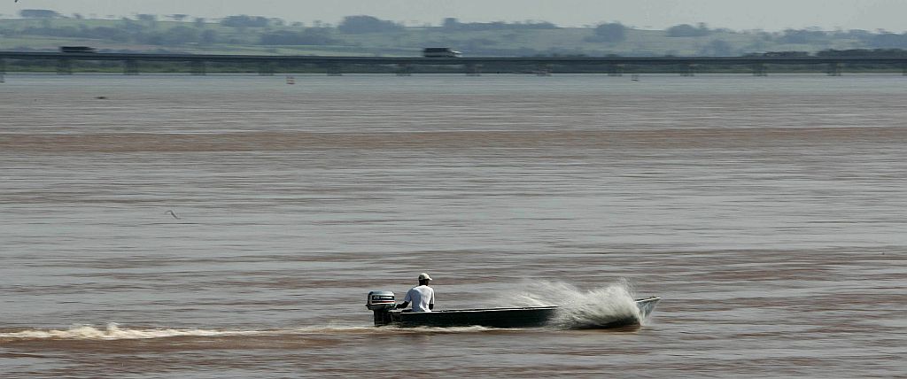 Lago artificial formado pela barragem de Itaipu, entre o Brasil e o Paraguai: região é carente de efetivo da Polícia Federal e da Receita | Daniel Castellano/Gazeta do Povo