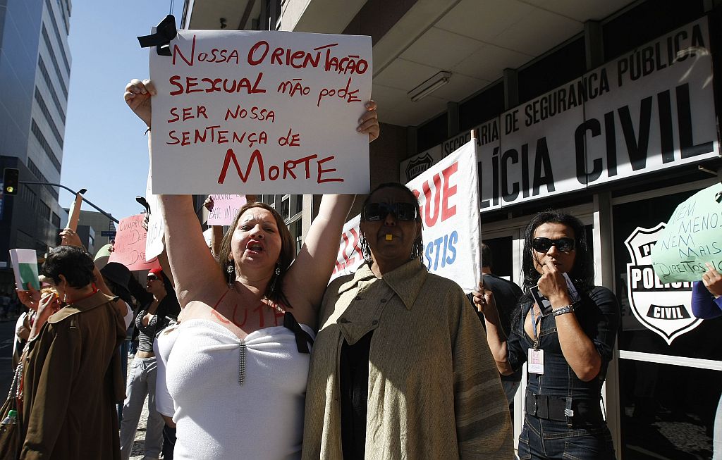 Antes do seminário na Câmara, entidades realizaram um ato pelas ruas do Centro de Curitib e pediram combate à violência contra travestis | Jonathan Campos/Gazeta do Povo
