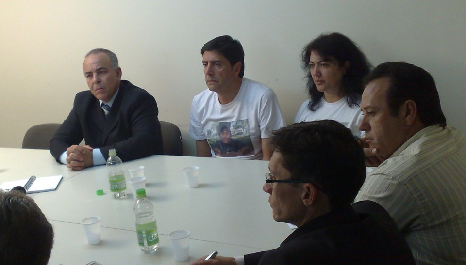 O advogado Elias Mattar Assad (de terno e gravata) ao lado dos pais de Gilmar Yared durante a reunião da Comissão de Segurança da Câmara Municipal de Curitiba | João Varella / Gazeta do Povo