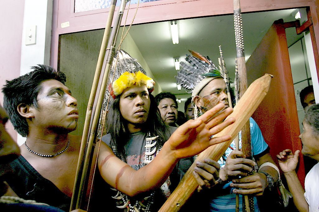 Empunhando armas, índios resistem a deixar o prédio da Funasa em São Paulo, mas se dizem dispostos a dialogar | Maurício Lima/AFP