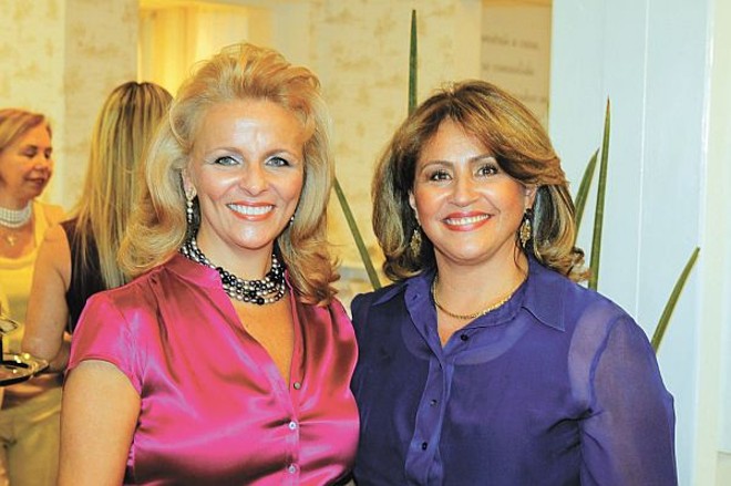 Novo endereço - Cynthia Ferroni Miró e Andréa Cordeiro Juvenal inauguraram o novo endereço da Passion, que fica em bela casa na Des. Costa Carvalho, com badalado coquetel, na última terça-feira. As convidadas ficaram encantadas com a beleza do ambiente, decorado por Karla Bender. (foto Daniel Sorrentino) | 