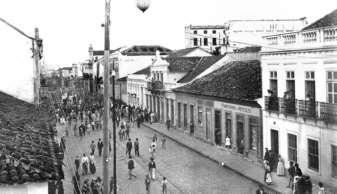 Rua XV, vista da esquina da Rua Barão do R. Branco. Em 1904 | 
