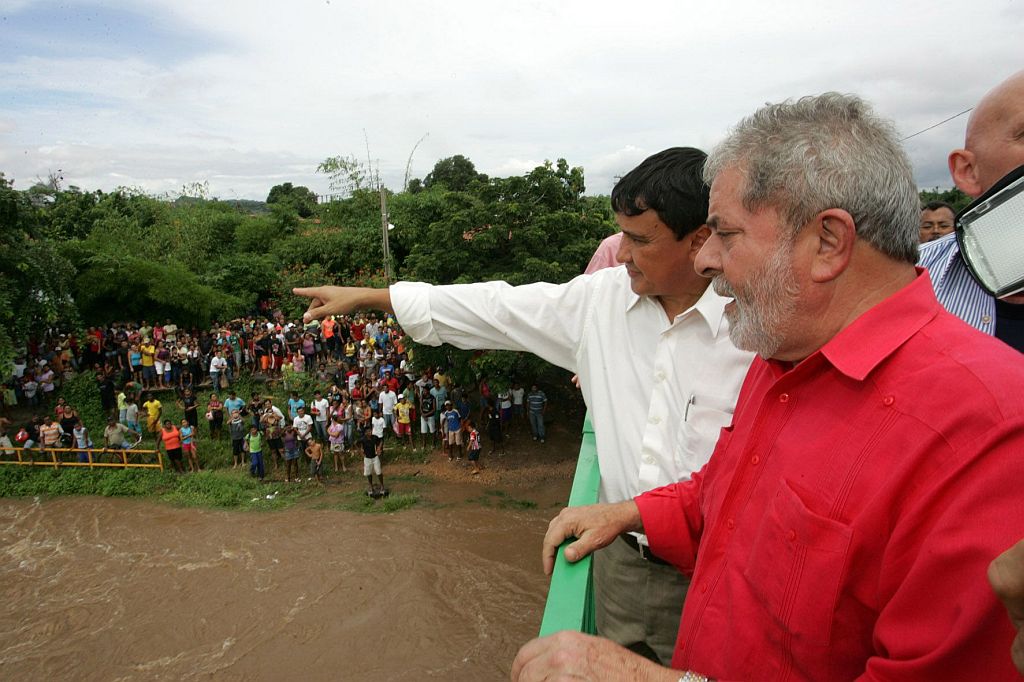 Lula observa a cheia do Rio Poti, em Teresina. Presidente pediu aos prefeitos que listem prejuízos para o governo liberar recursos | Paulo Whitaker/Reuters