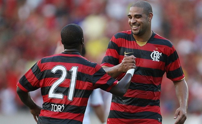Adriano comemora com Toró o gol marcado no primeiro minuto do segundo tempo. Imperador jogou o tempo todo e azucrinou a defesa atleticana | 