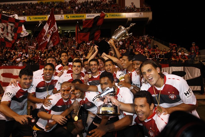 Alias, não faltaram oportunidades para todo mundo se abraçar com o troféu |