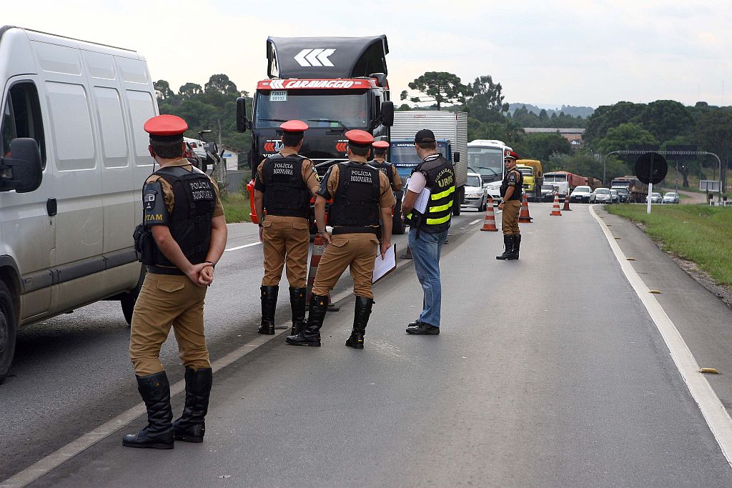 Fiscalização da Polícia Rodoviária Estadual do posto da BR-277 no Contorno Sul, em Curitiba: decisão judicial autoriza a Polícia Rodoviária Federal a retomar o controle de 3,4 mil quilômetros de estradas que estão há 30 anos sob o domínio da PRE | Hedeson Alves/Gazeta do Povo