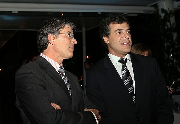 O prefeito Beto Richa e o empresário Claudio Slaviero, no badalado coquetel de inauguração da Ford Slaviero Kennedy, realizada nesta quarta-feira para cerca de 1,5 mil convidados. O investimento na nova loja foi de R$ 22 milhões | Julio Cesar Souza