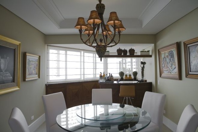 Copa com mesa de tampo de vidro. No fundo, sacada que foi transformada em bar | 