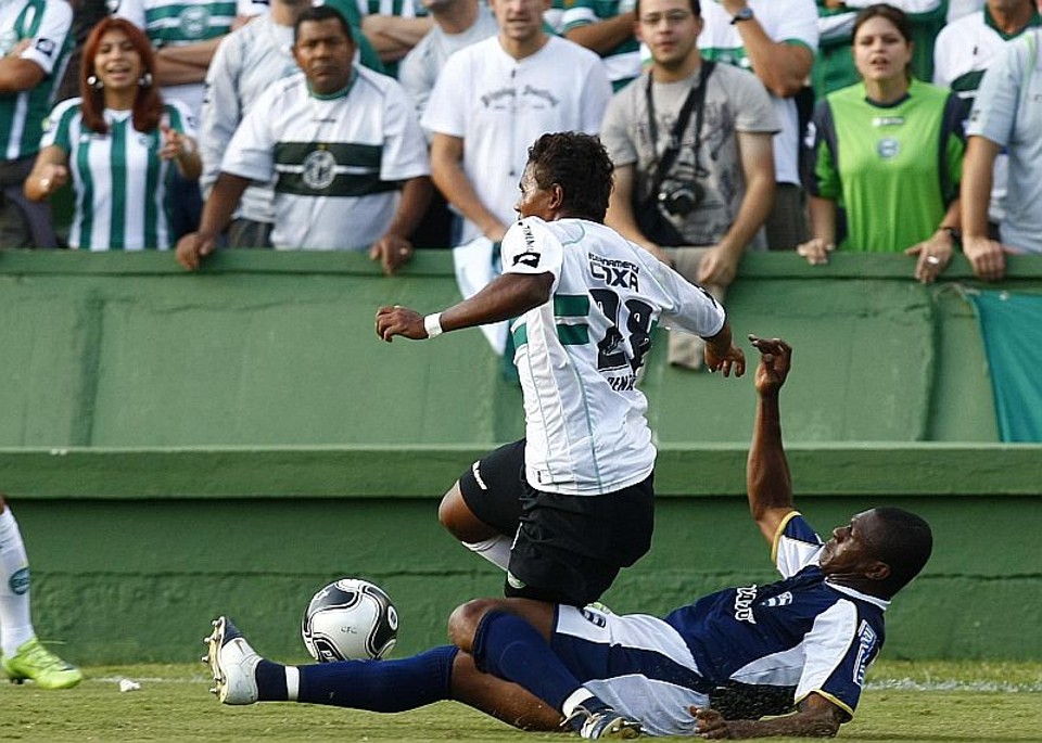 Renatinho enfrenta a forte marcação da defesa do Nacional. O Coritiba teve dificuldades de chegar ao gol defendido por Renan especialmente no primeiro tempo | Daniel Castellano/Gazeta do Povo