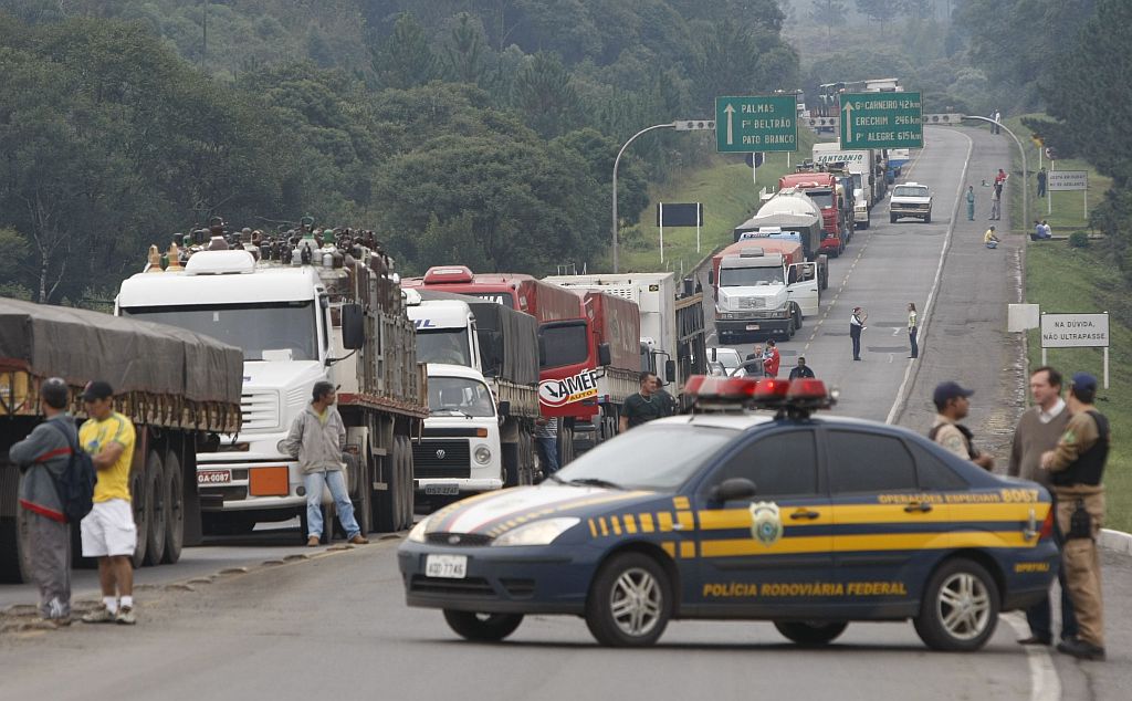 Protesto em União da Vitória: cerca de mil pessoas participaram de manifestação contra a fiscalização. Houve congestionamento em duas rodovias | Jonathan Campos/Gazeta do Povo