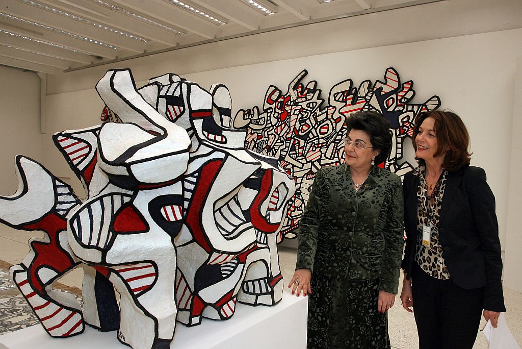 A secretária da Cultura, Vera Mussi (à esq.), e a francesa Ann Hindry, curadora de arte da Renault, observam uma das obras que compõem a exposição Uma Aventura Moderna Coleção de Arte Renault, a ser aberta no próximo dia 16, no Museu Oscar Niemeyer. A mostra reúne 96 trabalhos, inéditos no país, de 18 artistas contemporâneos. As peças, todas de grandes dimensões e com peso total superior a 4 toneladas, começaram a ser desembaladas ontem no MON | Luiz Augusto Costa