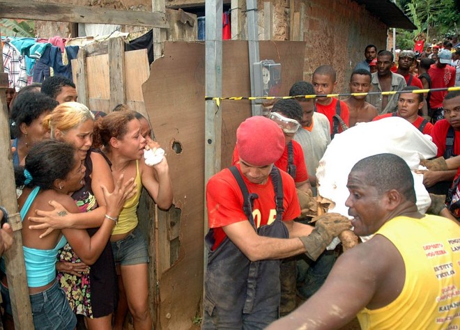 Bombeiros resgatam o corpo de Rodrigo Cassiano da Silva, 20 anos, vítima de um desabamento ocorrido na terça- feira, em Salvador |