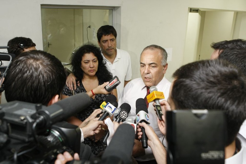 Gilmar e Cristiane Yared e o advogado Elias Mattar Assad: "Tive acesso hoje ao inquérito e posso garantir que tudo o que deveria ser feito o foi" | Rodolfo Bührer/Gazeta do Povo