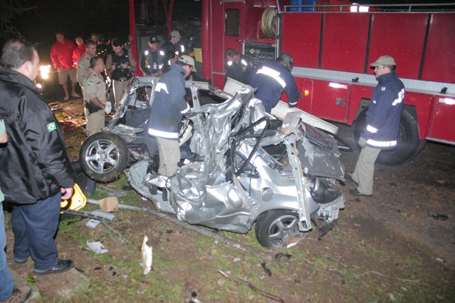 O veículo, ocupado pelos dois jovens que morreram, ficou completamente destruído | 