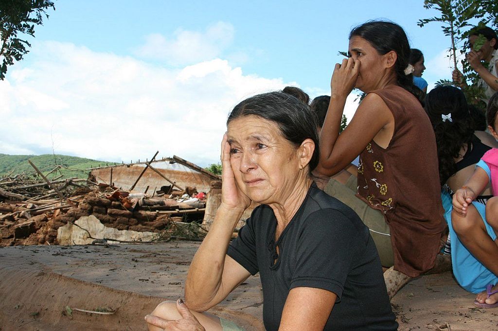 Desespero: rombo de 50 metros na barragem Algodões I liberou as águas do Rio Pirangi, que destruíram tudo pelo caminho | Efrém Ribeiro/Agência O Globo