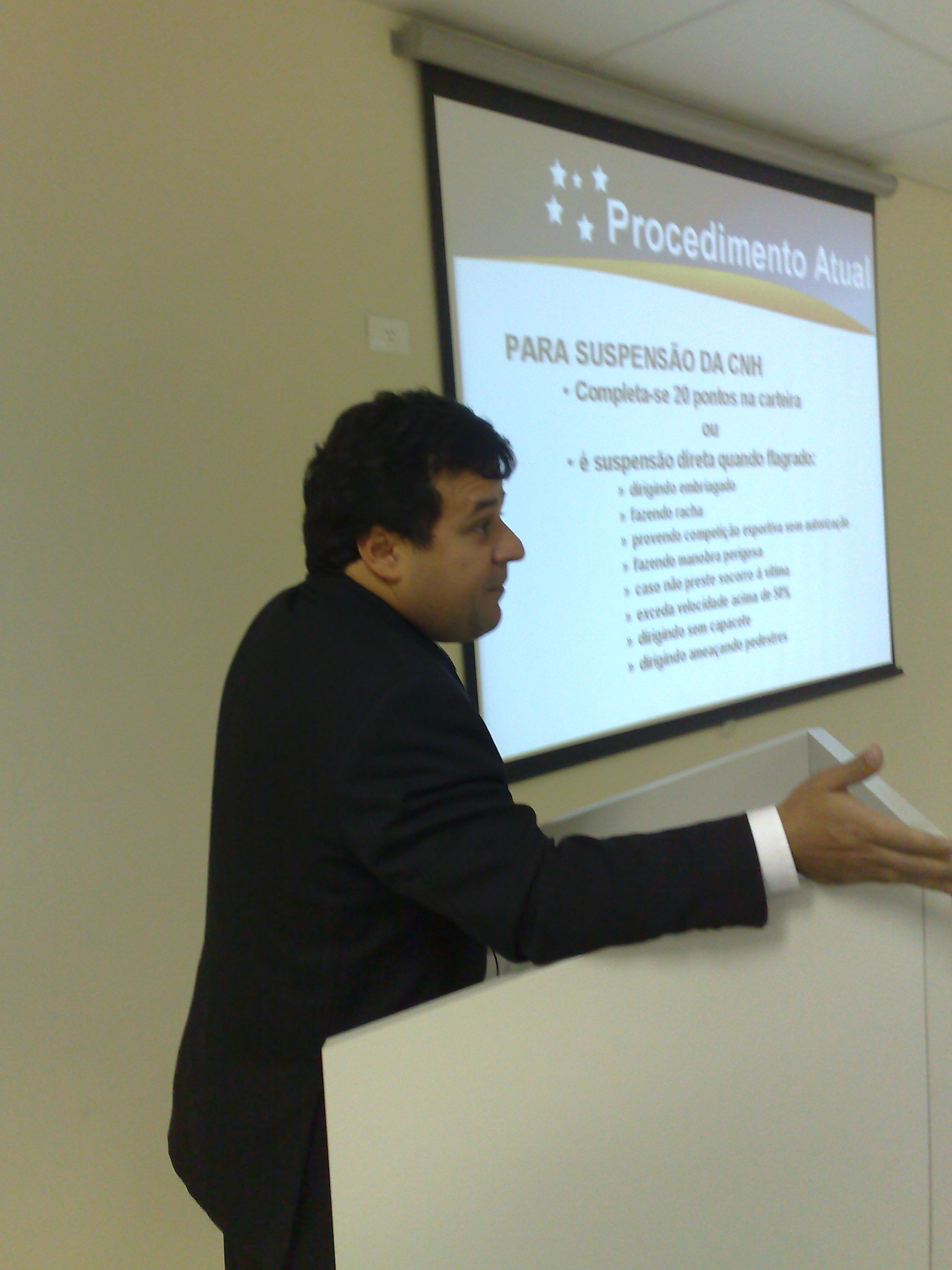 Luiz Fernando Delazari explicou a mudança na interpretação da lei de desobediência em entrevista coletiva nesta tarde | João Varella / Gazeta do Povo