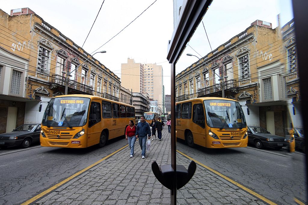 Rua Riachuelo, que liga a XV à Praça 19 de Dezembro, é prolongamento da Barão do Rio Branco | Albari Rosa/Gazeta do Povo