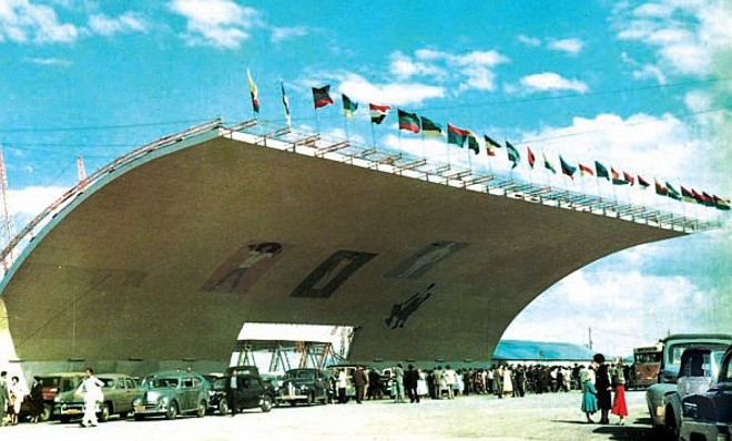 Foto em cores do portal da Exposição do Centenário do Paraná, em 1953. Hoje, no local está instalado o Colégio Militar de Curitiba | 