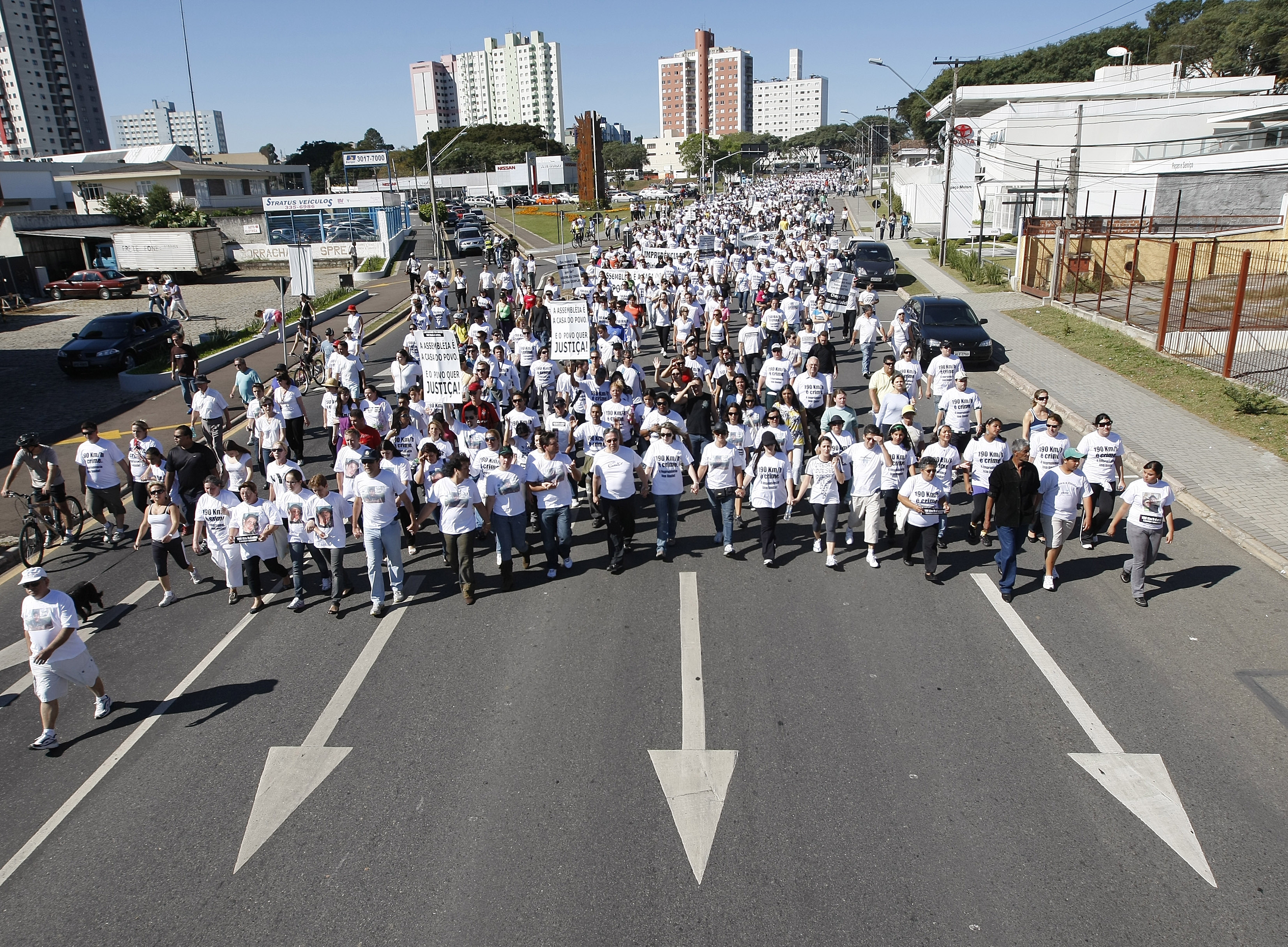 Passeata passou por ruas do bairro Mossunguê, em Curitiba, na manhã deste domingo (24), e terminou no Parque Barigui | Jonathan Campos/Gazeta do Povo