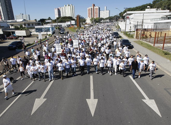 Passeata passou por ruas do bairro Mossunguê, em Curitiba, na manhã deste domingo (24), e terminou no Parque Barigui |