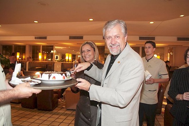 O diretor-geral de Itaipu, Jorge Samek, ganhou parabéns da família e dos amigos, sábado, no Hotel Bourbon de Foz do Iguaçu, pelo seus 54 anos. Ontem, quem comemorou aniversário foi a empresa dirigida por ele. Itaipu completou 35 anos | 
