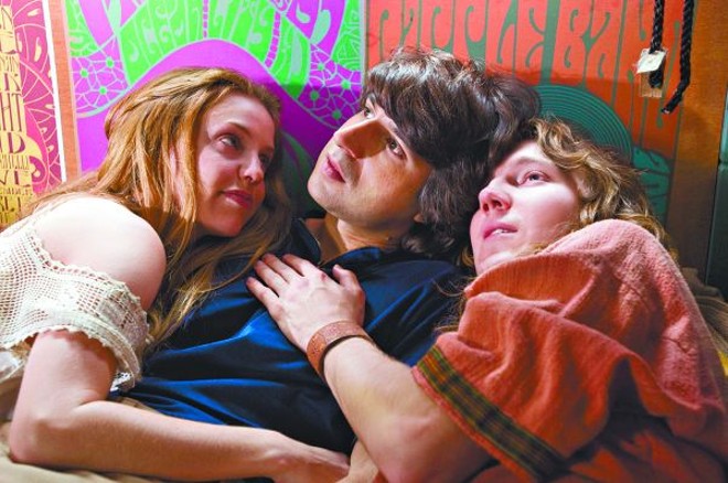 Taking Woodstock conta com delicadeza, sem cinismo, os bastidores do festival de música que marcou uma era e a autoafirmação do protagonista, Elliot (Demitri Martin, ao centro) |