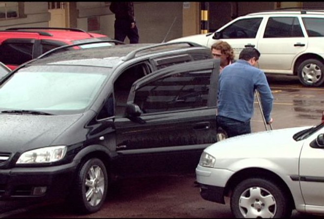 O vereador, ao notar que estava sendo filmado, pediu para um assessor estacionar o carro. Denilson Pires deixou o veículo de muletas |