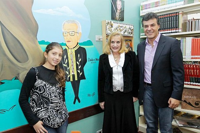 O prefeito Beto Richa foi prestigiar ontem de manhã a inauguração da biblioteca Tulio Vargas na escola municipal Dom Manuel da Silveira DElboux, no Hugo Lange. Na foto, Beto com a viúva do escritor, Lylian Vargas, e a neta Sabrina Hauer Vargas, que foi aplaudidíssima após discursar de improviso para agradecer em nome da família |