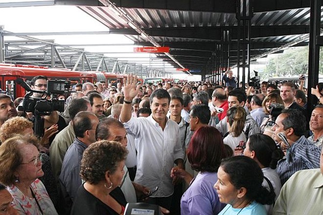 Inauguração da Linha Verde reúne muitos curiosos no Terminal Pinheirinho |
