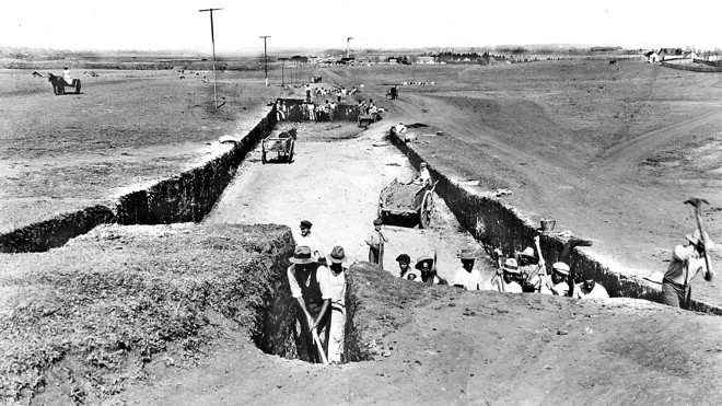 Abertura da Marechal Floriano, no alto do Parolin. Ao fundo, a Vila Hauer  em 1939 | 