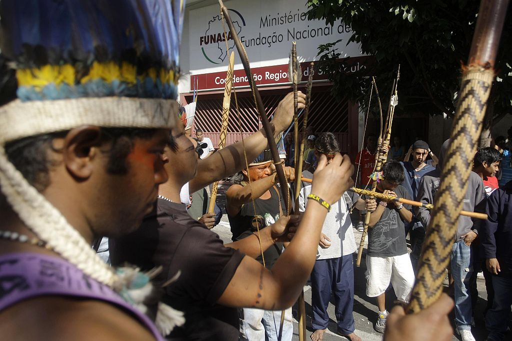 No terceiro dia de protestos em São Paulo, índios ficam na rua e deixam funcionários da Funasa trabalharem | Nelson Antoine