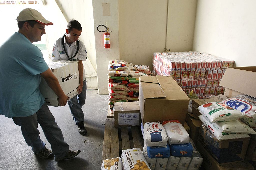 Voluntários organizam doações no Provopar: só 30 toneladas por enquanto | Rodolfo Bührer/Gazeta do Povo