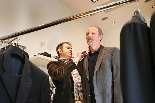 O violoncelista e artista plástico Jasson Passos prova a casaca para os dois concertos de gala em homenagem aos 24 anos da Orquestra Sinfônica do Paraná, nesta quarta e quinta-feiras, no Guairão. Fernando Capoani, dono da Maison Capoani, fez questão de ajustar pessoalmente o traje no músico | Luiz Costa