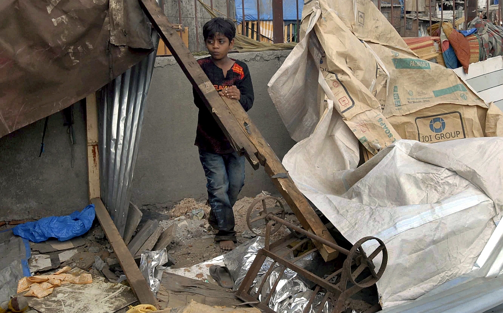 Azharuddin Ismail, de "Quem Quer Ser Um Milionário?", caminha sobre os escombros de sua casa demolida em Mumbai | Reuters