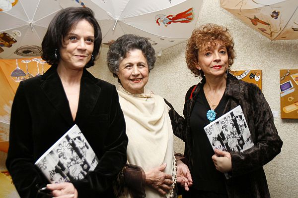 A atriz Clarisse Abujamra (à esq.) veio prestigiar o lançamento do livro sobre a trajetória de sua tia, a artista plástica Jacyra Abujamra (ao centro), ocorrido durante a abertura da exposição Universo Feminino, quinta-feira, no Hotel Mabu. Clarisse declamou um poema de Chico Buarque no evento. Também na foto, a empresária Maria Christina de Andrade Vieira | Antônio Mori