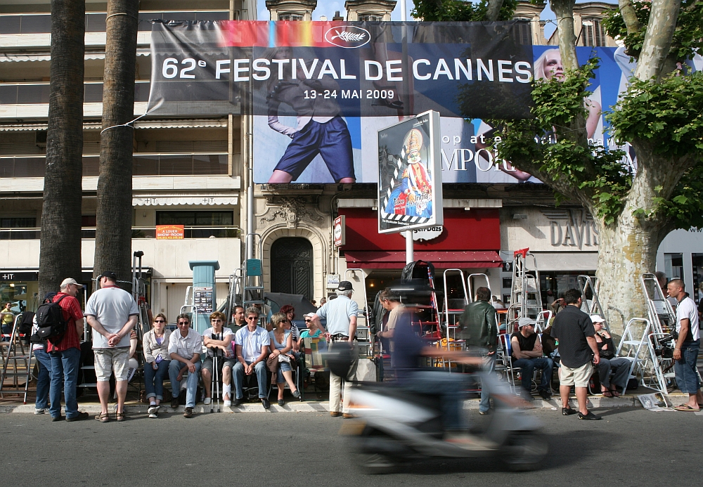 Pessoas aguardam a abertura do Festival de Cannes, que acontece nesta quarta-feira (13) | AFP/Loic Venance