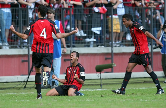 Wesley comemora o primeiro gol atleticano, que abriu caminho para a vitória por 2 a 0 sobre o Cianorte |