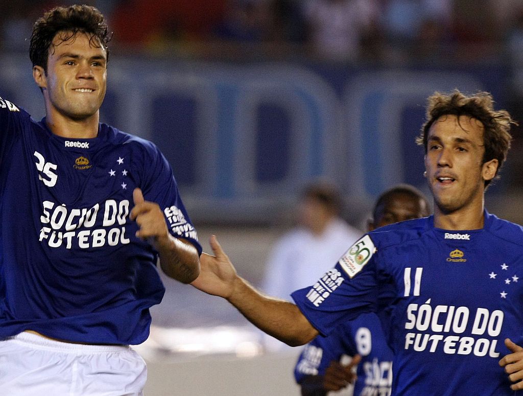 Kléber (esq.) comemora com Thiago Ribeiro o gol da vitória cruzeirense sobre o Universidade de Chile no Mineirão | Washington Alves / Reuters