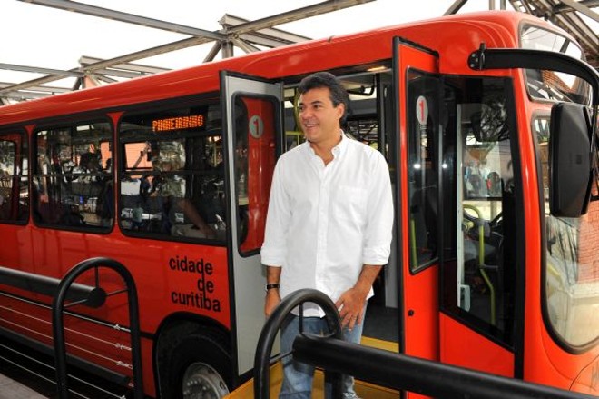 Prefeito Beto Richa se prepara para embarcar no expresso da Linha Verde |