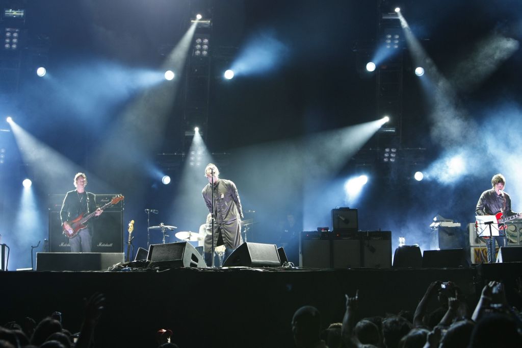 Oasis, banda comandada pelos irmãos Gallagher, subiu ao placo da Arena Expo Trade às 19h55 | Antônio Costa/Gazeta do Povo