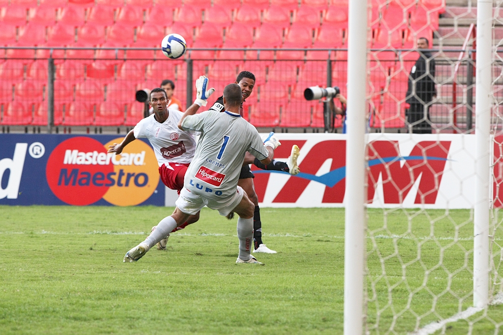 Wallyson abriu o placar com o toque sutil sobre o goleiro Eduardo e ainda marcou mais um: momento de euforia antes da inesperada virada pernambucana | Pedro Serápio/Gazeta do Povo