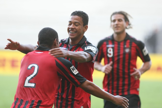 Wallyson comemora um dos dois gols dele diante do Náutico. O atacante deixou o jogo lesionado | 