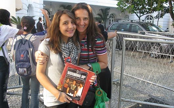 Cristiane faz plantão em frente a hotel com a filha Yasmin | Carla Meneghini/G1