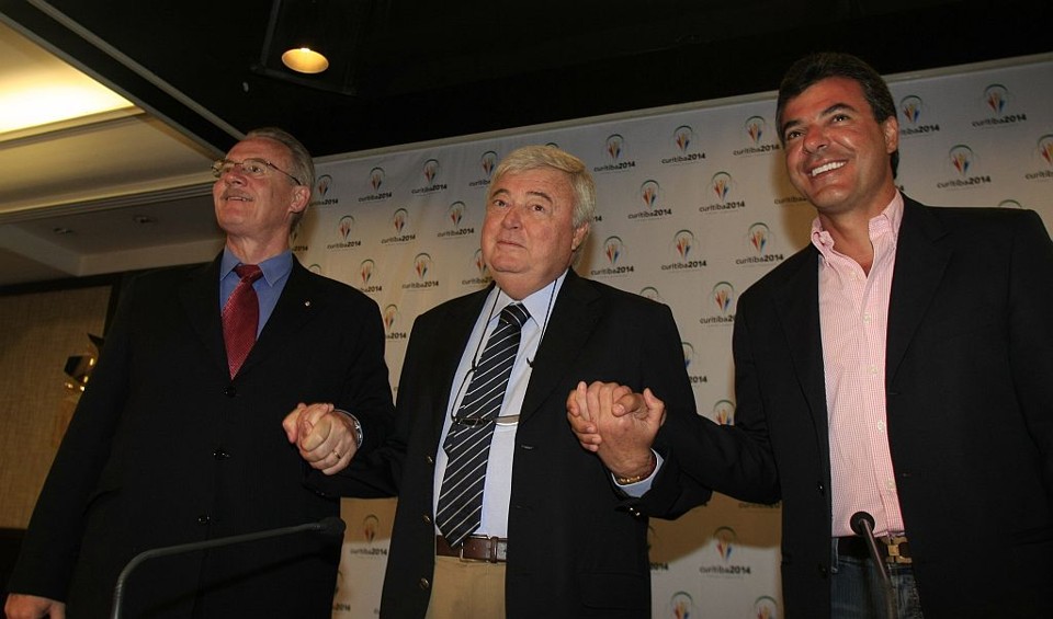 Orlando Pessuti, Ricardo Teixeira e Beto Richa durante a inspeção da Fifa em Curitiba, no começo do ano: vice-governador e prefeito encabeçaram a reação da candidatura paranaense a subsede | Daniel Derevecki/Gazeta do Povo