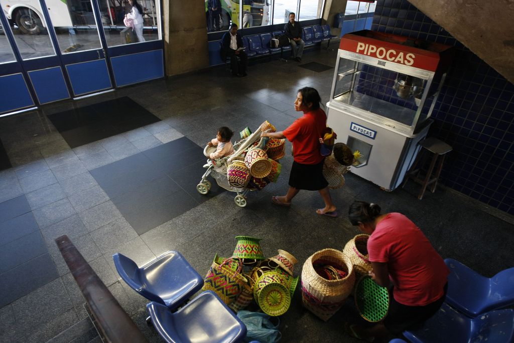 Rodoviária de Curitiba é ponto de venda para artesãos indígenas | Jonathan Campos/Gazeta do Povo