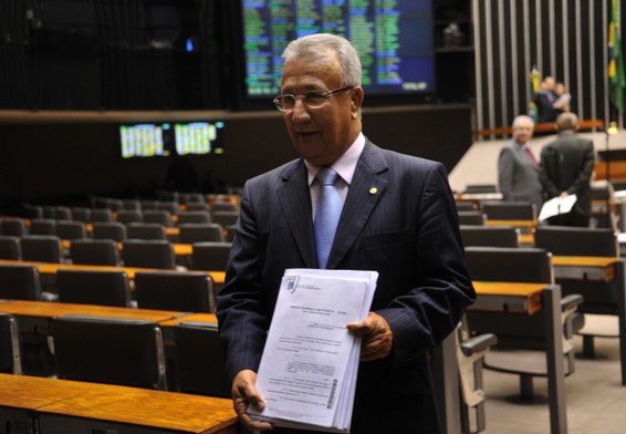 O deputado Jackson Barreto mostra documento que protocolou na mesa da Câmara, PEC que altera para 3 mandatos do presidente da República | Agência Brasil