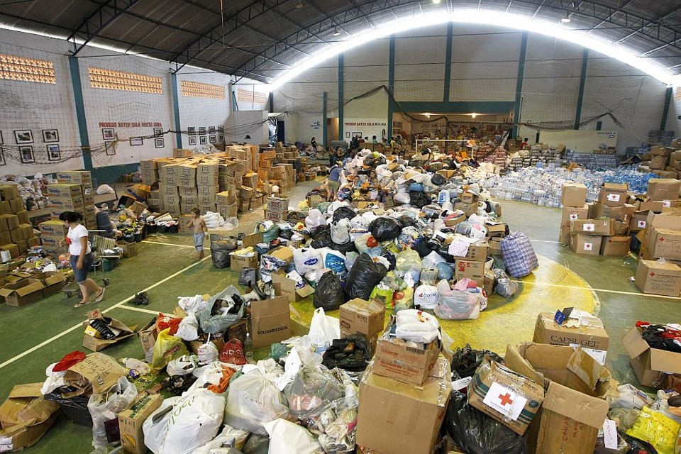 Doações em ginásio de SC em novembro do ano passado: material desviado | Rodolfo Bührer/Gazeta do Povo