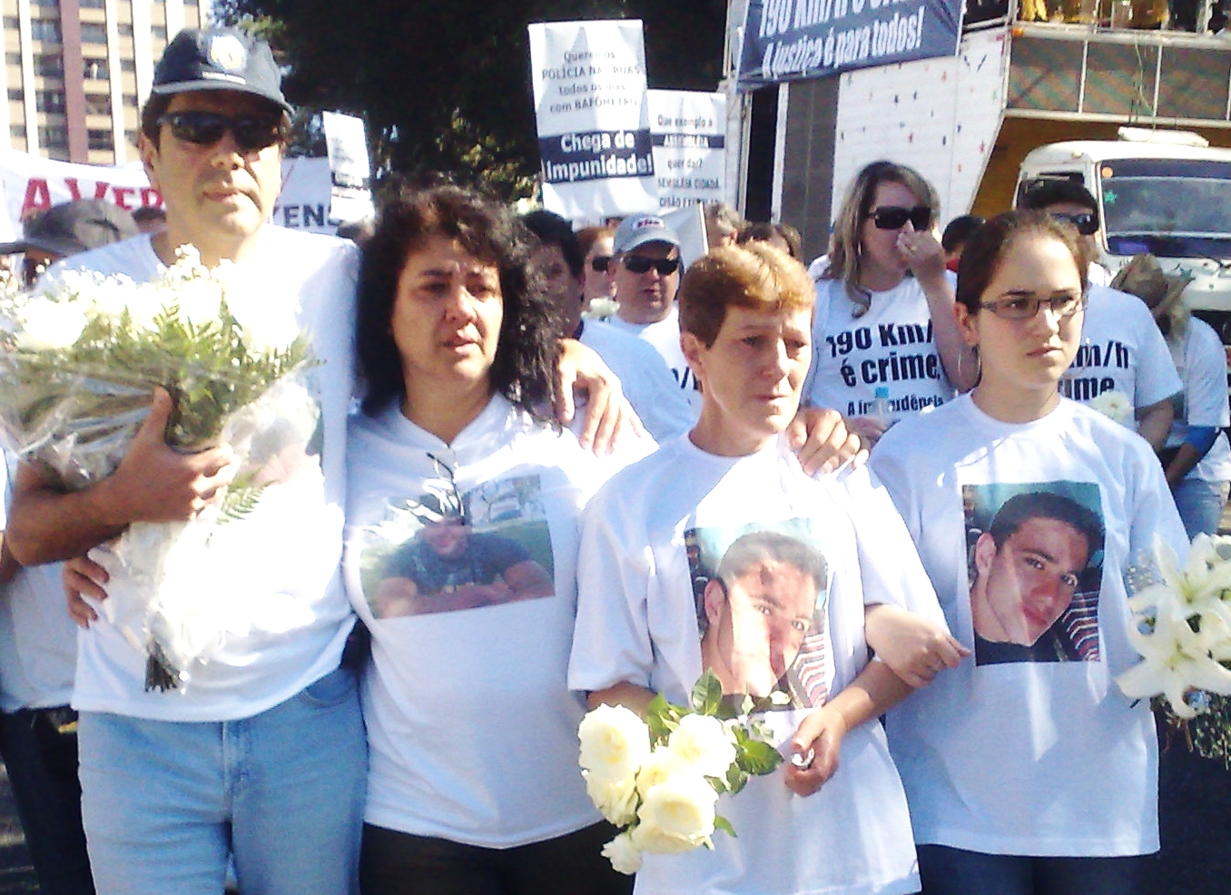 As famílias dos jovens mortos se uniram na passeata para pedir justiça na manhã deste domingo (24) em Curitiba | Aldrin Cordeiro/Gazeta do Povo