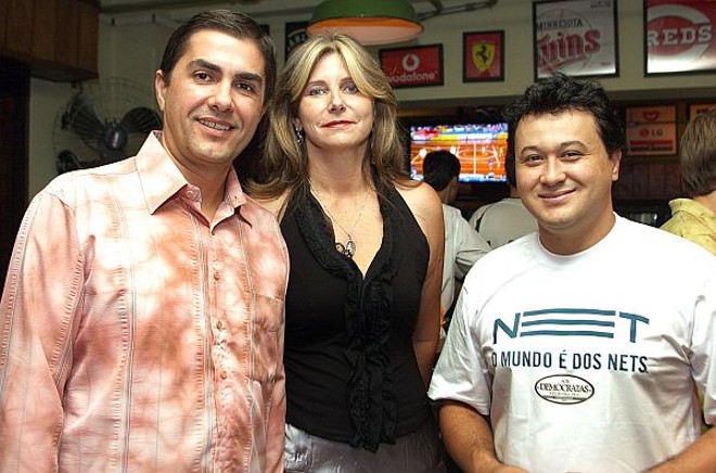 Leandro Teixeira (à dir.) recebeu o jornalista e narrador esportivo da RPC-TV Jason Gulart e sua mulher, Clarice, para o coquetel de lançamento da transmissão do Campeonato Brasileiro 2009 no bar Aos Democratas. O evento reuniu jornalistas esportivos dos principais veículos na última segunda-feira | 